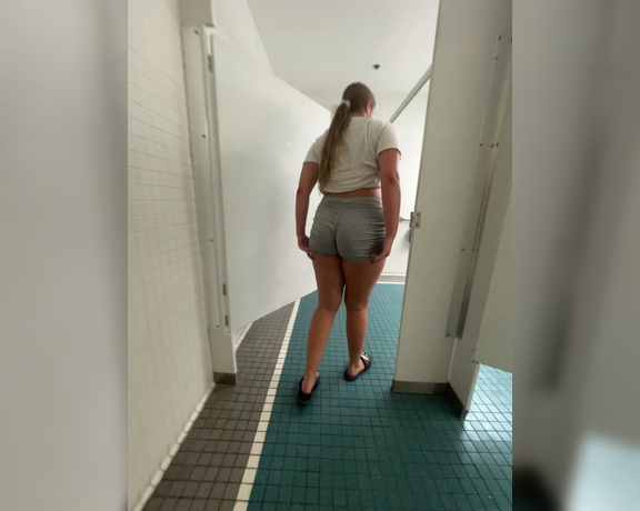 Duchess aka bigduchvip OnlyFans Video - 02-24-2024 - Jus felt like exploring the mens bathroom a bit