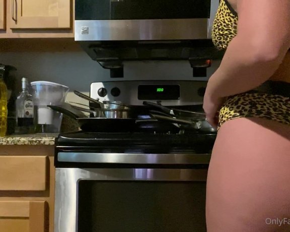 Fit Thick aka fitthick OnlyFans - POV Cooking you breakfast the morning after 710286