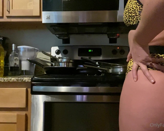 Fit Thick aka fitthick OnlyFans - POV Cooking you breakfast the morning after 710286