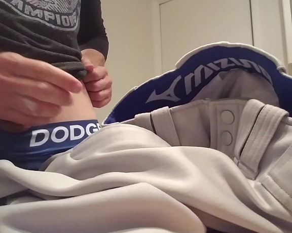 Studseanjohnson - Hope you enjoy my long hard stroking after practice. Two balls and a strike! Happy F b (25.10.2019)