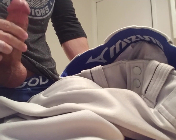 Studseanjohnson - Hope you enjoy my long hard stroking after practice. Two balls and a strike! Happy F b (25.10.2019)