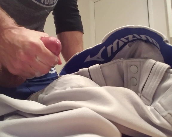 Studseanjohnson - Hope you enjoy my long hard stroking after practice. Two balls and a strike! Happy F b (25.10.2019)