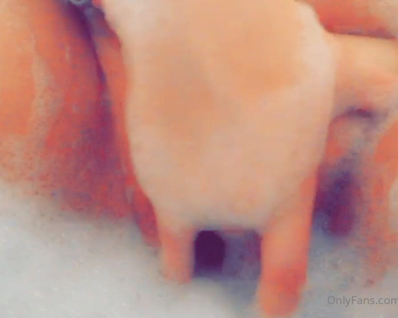 Dallas Luroe aka dallasluroe - 10-03-2021 OnlyFans Video - A whole bubble bath experience with my own happy ending