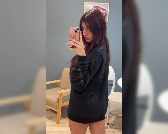 Fiamma Mis aka fiammisxagain - 10-20-2023 OnlyFans Video - Por si no sabían las chicas usamos buzos oversize para ocultar que abajo andamos sin ropa