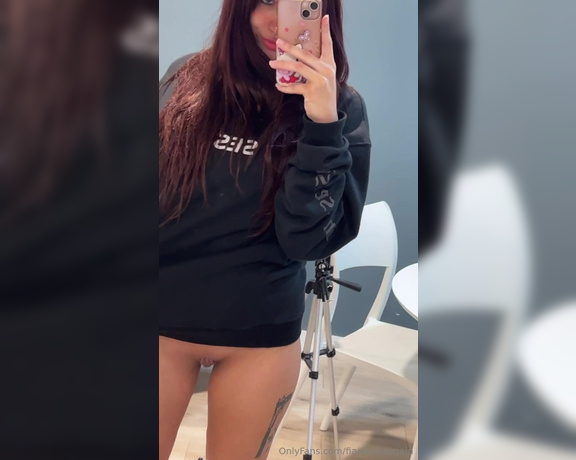 Fiamma Mis aka fiammisxagain - 10-20-2023 OnlyFans Video - Por si no sabían las chicas usamos buzos oversize para ocultar que abajo andamos sin ropa