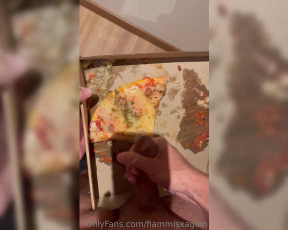 Fiamma Mis aka fiammisxagain - 02-06-2023 OnlyFans Video - holu amores, hoy cené una pizza con un saborcito muy raro, pero igual me gustó mucho