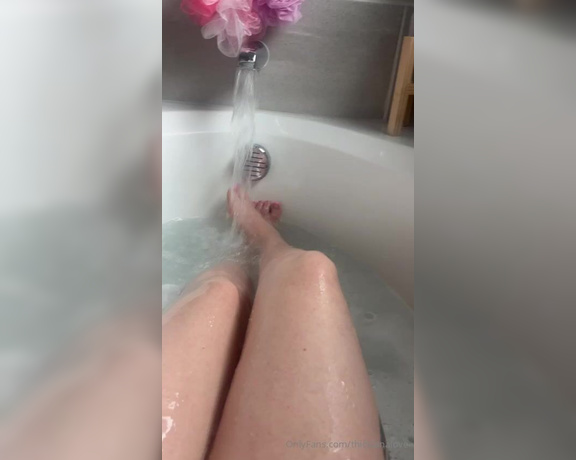 Lana Love aka thicklanalove - 04-28-2024 OnlyFans Video - A dip in the bath for this hot day, wanna join in