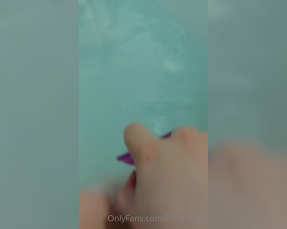 Kittybrat13 aka kittybrat13 - 08-12-2022 OnlyFans Video - Playing with my freshly shaven pussy in the bath