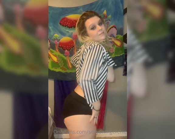 Sexy Swinger Chic aka sexyswingerchic - 10-25-2021 OnlyFans Video - I did a sexy Beetlejuice cosplay