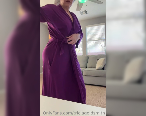 YFGTricia aka triciagoldsmith - 03-18-2023 OnlyFans Video - Im just waiting for my mobile  spray  tanning lady to get here