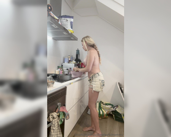 Chloe Ride aka ridingchloe - 05-03-2024 OnlyFans Video - Some cooking ideas for the weekend