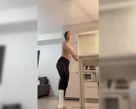 Jade Sukii aka jadesukii - 01-15-2024 OnlyFans Video - Stretching quads on the counter top