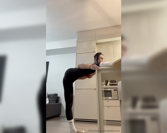 Jade Sukii aka jadesukii - 01-15-2024 OnlyFans Video - Stretching quads on the counter top