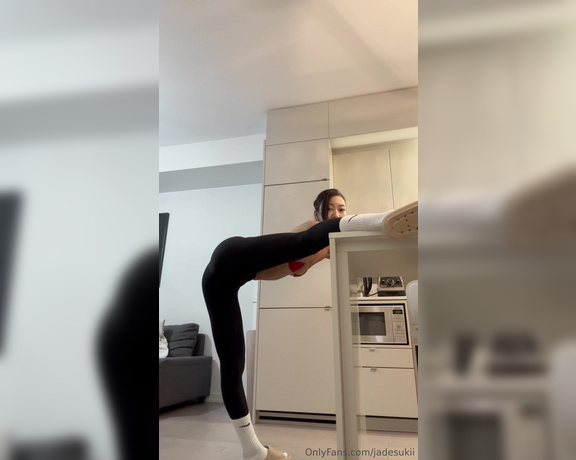 Jade Sukii aka jadesukii - 01-15-2024 OnlyFans Video - Stretching quads on the counter top