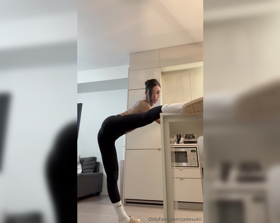 Jade Sukii aka jadesukii - 01-15-2024 OnlyFans Video - Stretching quads on the counter top