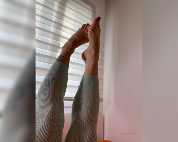 Alessiamimixx aka fitforfunalessia - 09-14-2022 OnlyFans Video - Piedini  pieduzzi  vieni in privato che ci divertiamo assieme