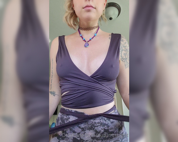 Autumn aka autumnnight - 05-08-2021 OnlyFans Video - Easy access to boobies