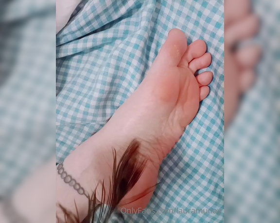 Lauramunaycrew aka lauramunay - 02-16-2023 OnlyFans Video - Playing with a feather this kinkythursday