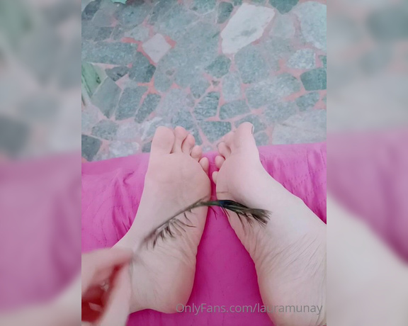 Lauramunaycrew aka lauramunay - 09-22-2022 OnlyFans Video - kinkythursday with my peacock feather