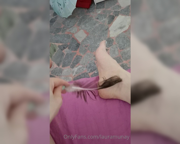 Lauramunaycrew aka lauramunay - 09-22-2022 OnlyFans Video - kinkythursday with my peacock feather_c564