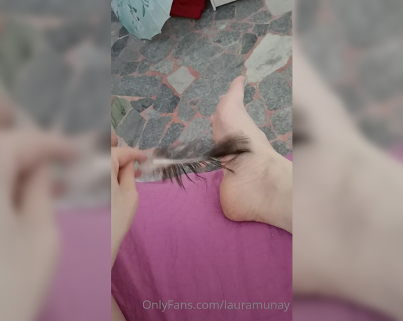 Lauramunaycrew aka lauramunay - 09-22-2022 OnlyFans Video - kinkythursday with my peacock feather_c564