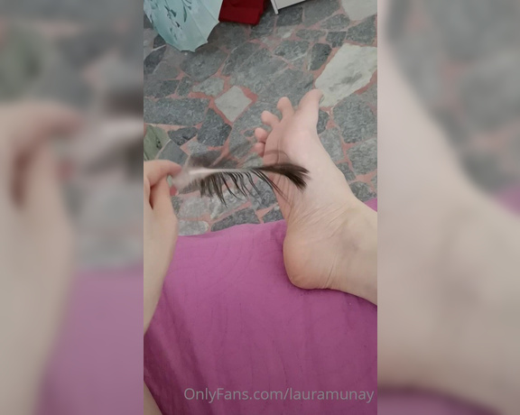 Lauramunaycrew aka lauramunay - 09-22-2022 OnlyFans Video - kinkythursday with my peacock feather_c564