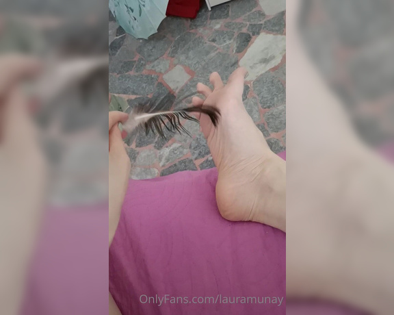 Lauramunaycrew aka lauramunay - 09-22-2022 OnlyFans Video - kinkythursday with my peacock feather_c564