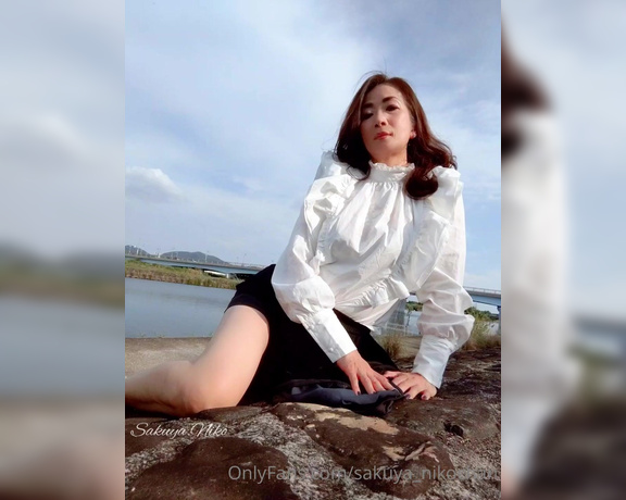 Sakuya Niko aka sakuya_nikochan - 05-27-2022 OnlyFans Video - Leg fetish an open leg facing a person on the other side of a riverbed httpsonlyfans