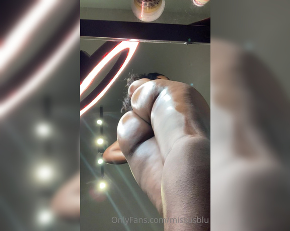 Juicy Butt Queen aka missusblu - 03-18-2021 OnlyFans Video - how tall do you guys think i am