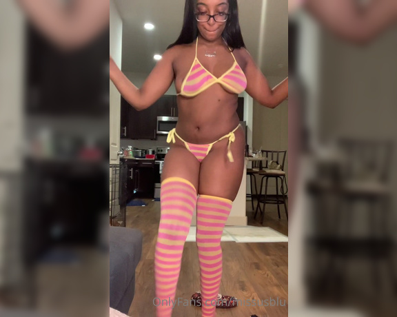 Juicy Butt Queen aka missusblu - 03-10-2021 OnlyFans Video - one of my many new outfits