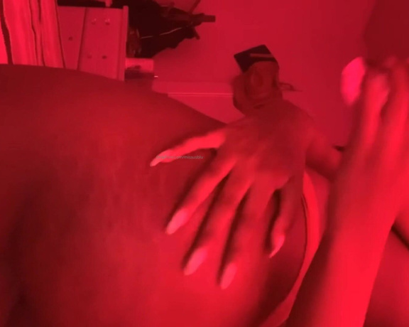 Juicy Butt Queen aka missusblu - 04-21-2020 OnlyFans Video - finally got mood lights