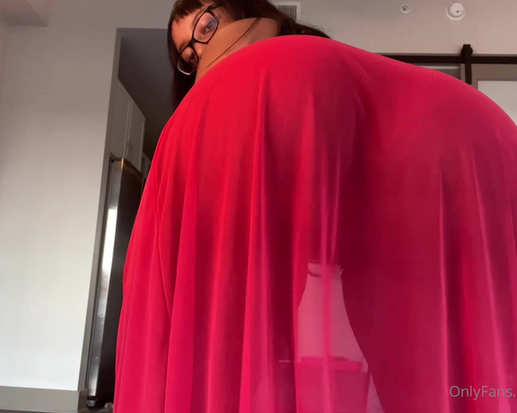 Juicy Butt Queen aka missusblu - 11-12-2024 OnlyFans Video - round of applause  no panties underneath