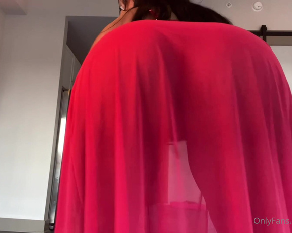 Juicy Butt Queen aka missusblu - 11-12-2024 OnlyFans Video - round of applause  no panties underneath