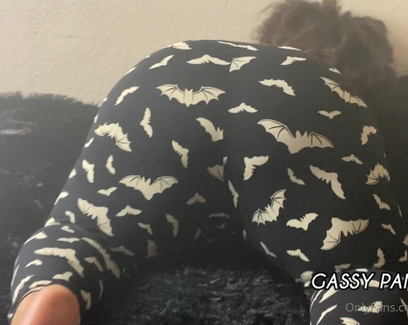 Gassy Panda aka gassypanda - 10-31-2020 OnlyFans Video - Up Next Batsht Happy Halloween More Cumming