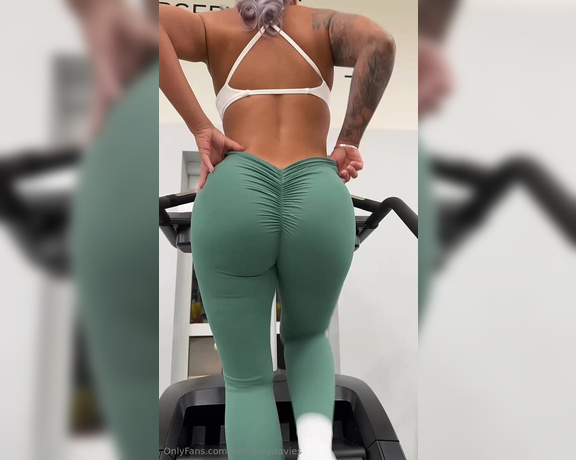 Hayley Davies aka itshayleydavies - 03-30-2024 OnlyFans Video - POV youre behind me at the gym