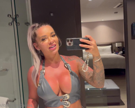 Hayley Davies aka itshayleydavies - 03-04-2024 OnlyFans Video - Omg can you believe the Colombian room service did that