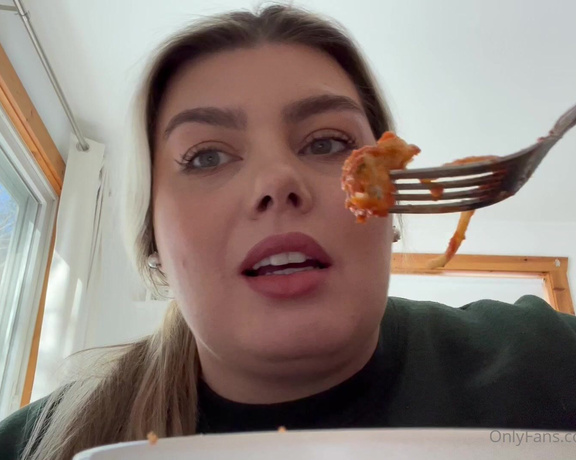 BBW Chloe aka bbwchloe - 02-17-2022 OnlyFans Video - Shoveling food into my mouth turned into an asmr with a little belly and titty play