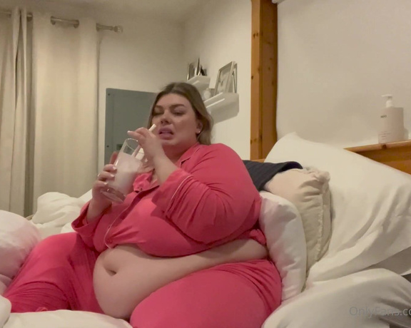 BBW Chloe aka bbwchloe - 03-25-2022 OnlyFans Video - Chatty shake time Extra creamy Strawberry shake goes straight to my gut