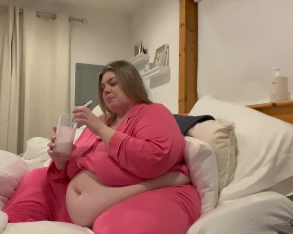 BBW Chloe aka bbwchloe - 03-25-2022 OnlyFans Video - Chatty shake time Extra creamy Strawberry shake goes straight to my gut