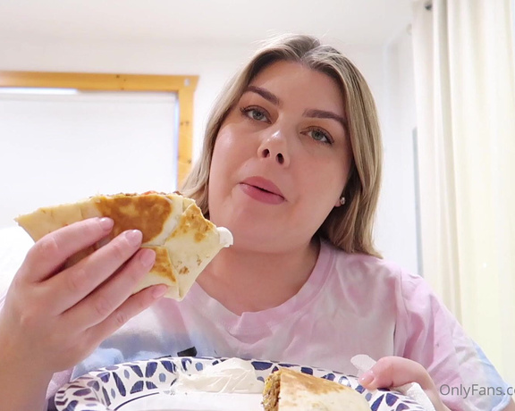 BBW Chloe aka bbwchloe - 03-17-2022 OnlyFans Video - Have lunch with me Im stuffing my face with a home made crunch wrap sooo delicious