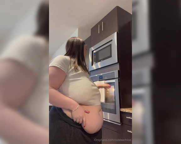 BBW Chloe aka bbwchloe - 04-24-2024 OnlyFans Video - Waiting impatiently for my muffins