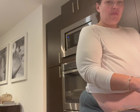 BBW Chloe aka bbwchloe - 10-03-2024 OnlyFans Video - A very candid clip of me scarfing down my homemade apple crisp in my kitchen while