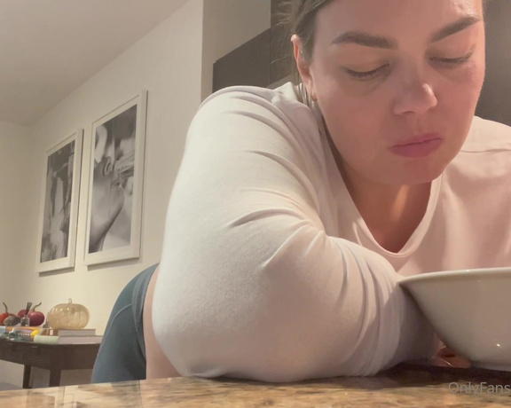 BBW Chloe aka bbwchloe - 10-03-2024 OnlyFans Video - A very candid clip of me scarfing down my homemade apple crisp in my kitchen while