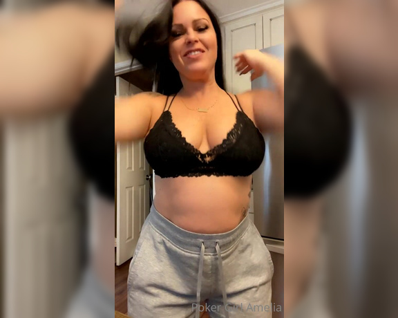 Peachy Queen Amelia aka peachyqueenamelia - 11-01-2021 OnlyFans Video - Im a little hyper today expect lots of posts lol too much candy last night