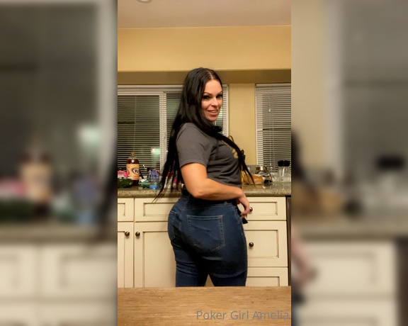 Peachy Queen Amelia aka peachyqueenamelia - 11-07-2021 OnlyFans Video - Shhhhhhh Im making dinner