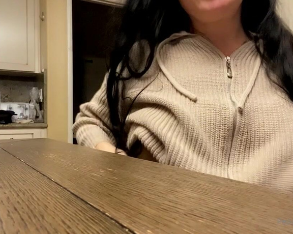 Peachy Queen Amelia aka peachyqueenamelia - 12-28-2021 OnlyFans Video - I know youre tired of the titty flashes