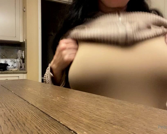 Peachy Queen Amelia aka peachyqueenamelia - 12-28-2021 OnlyFans Video - I know youre tired of the titty flashes