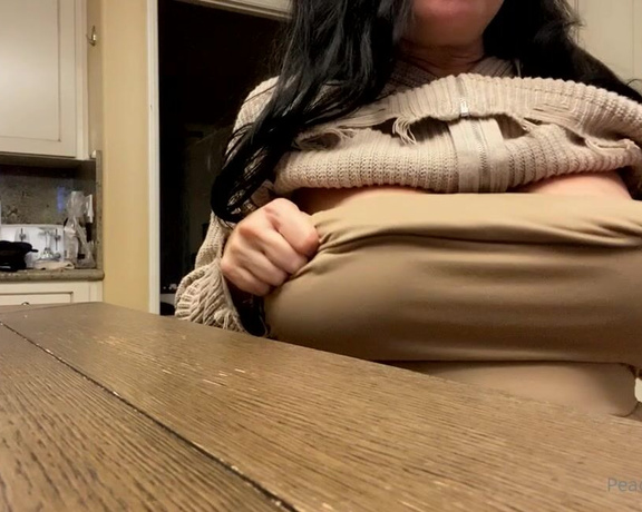 Peachy Queen Amelia aka peachyqueenamelia - 12-28-2021 OnlyFans Video - I know youre tired of the titty flashes