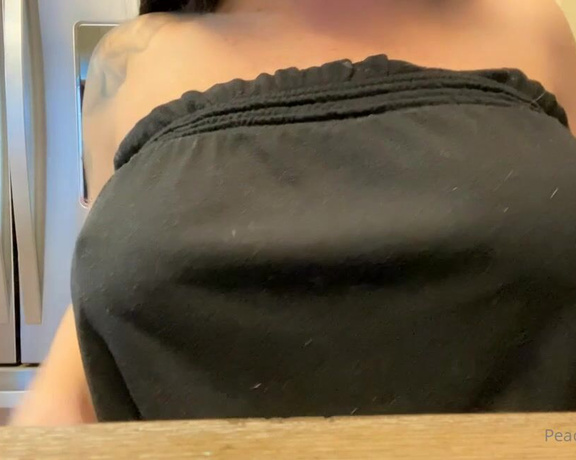 Peachy Queen Amelia aka peachyqueenamelia - 12-26-2021 OnlyFans Video - Im holidayed OUT  Im not wearing a bra again until someone makes me,