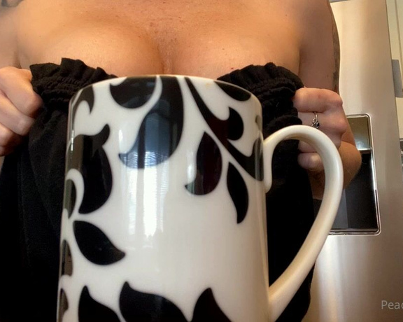 Peachy Queen Amelia aka peachyqueenamelia - 02-15-2022 OnlyFans Video - Its COFFEE TIME Good morning